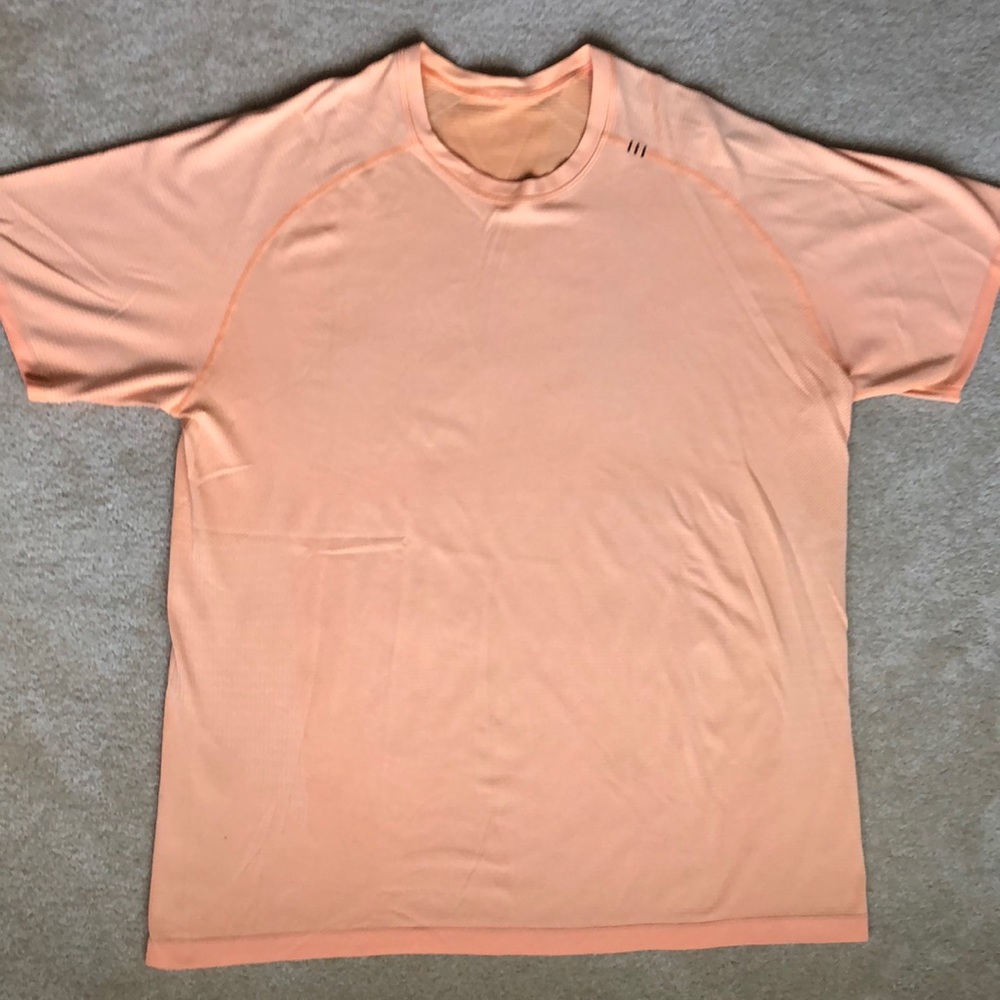 Lululemon athletica Men’s XXL Light Orange Short Sleeve Shirt